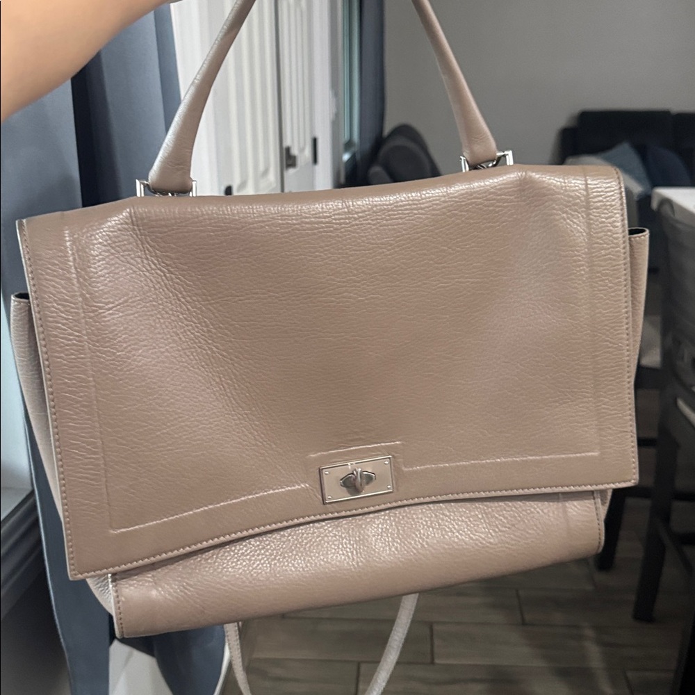 ✨GIVENCHY Grained Calfskin Shark Lock Satchel Mastic